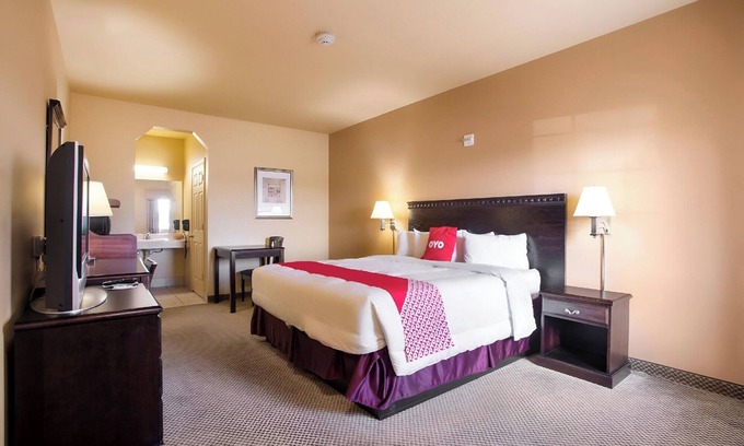 Valley View Hotel | Quiet & Spacious King-Bed Room Ideal for Rest Near Dallas Cowboys Stadium – 22 M