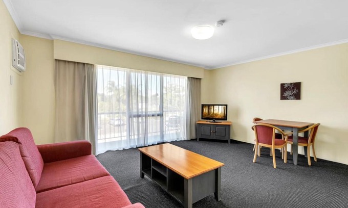 Mount Ommaney Hotel | Quiet unit in leafy hotel