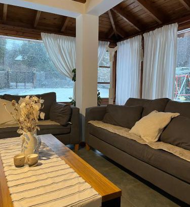 San Carlos de Bariloche House | QUIME CHE. Casa con jardín, parrilla y cochera.