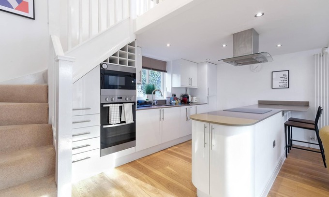 Edgware House | Quirky 3 Bdr 2 Bath Cottage with Parking