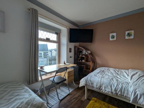 Cwmbrwla House | R5 - Triple Room Retreat - City & Beach Access, WIFI, Free Parking - Self Catering