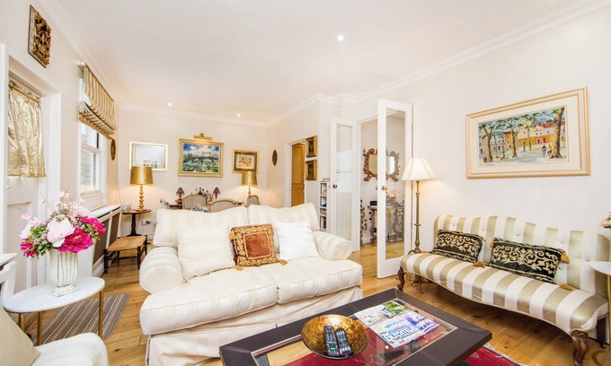 Holland Park House | RABBIT ROW, Notting Hill, London. Spacious 2 bed, 2 bath Mews house with terrace