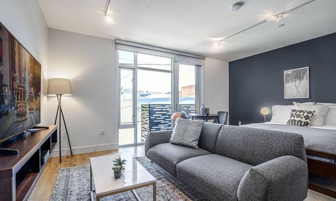South of Market Apartment | Rad South Park Studio w/Cafe on GF near Caltrain by Blueground