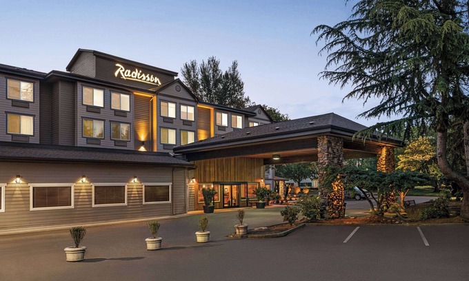 Cully Hotel | Radisson Hotel Portland Airport