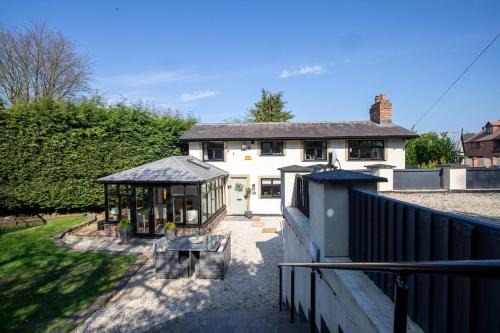 Aughton House | Rainbow Cottage, A Detached House with Hot Tub and private parking