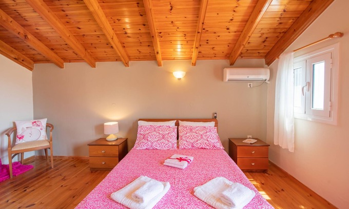 Sinarades Apartment | Rainbow mazonete, Pelekas beach, 40 meters from the sea