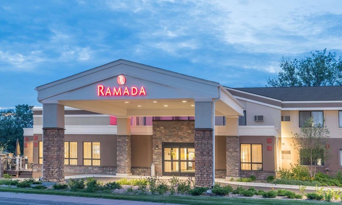 Golden Valley Hotel | Ramada by Wyndham Minneapolis Golden Valley