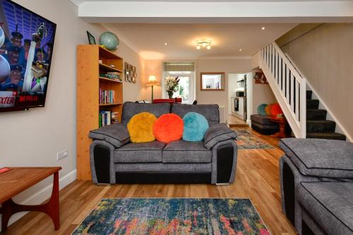 Castle House | Rare Free Parking in Heart of the City - Highly Rated Townhouse & Garden - Peaceful Area Less Than 5min Walk to Beach, Shops, Bars, Arena, Marina, Parks