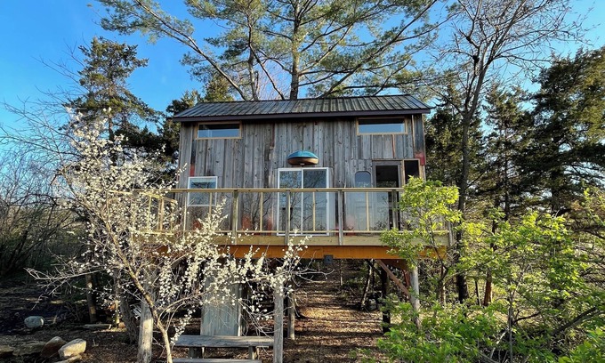 Norwalk Cabin | RARE Spacious Treehouse & Sauna Near Des Moines