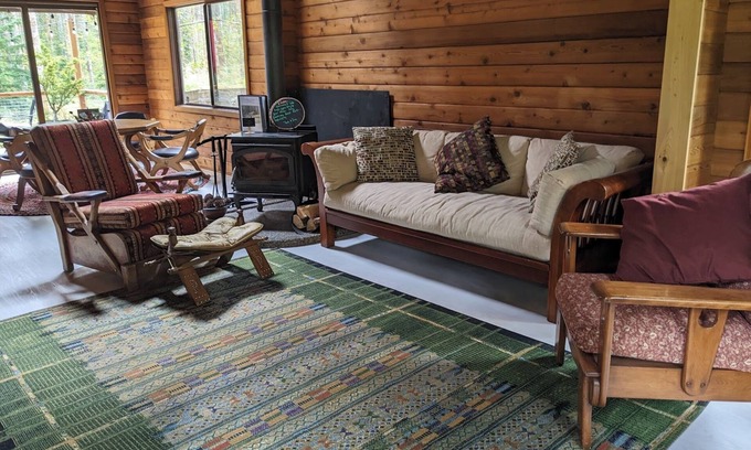 North Bend House | Rattlesnake Lake Area Cedar Cabin. Direct Access to Trails. Pet Friendly.