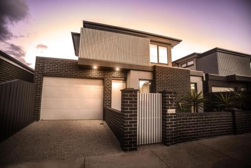 Geelong West House | Raven West House I Corporate or Holiday