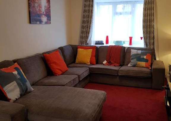 Luton House | Ravenhill House - Huku Kwetu Luton & Dunstable Spacious 4 Bedroom Detached House -Free Parking-Field View-Affordable Group Accommodation - Business Travellers