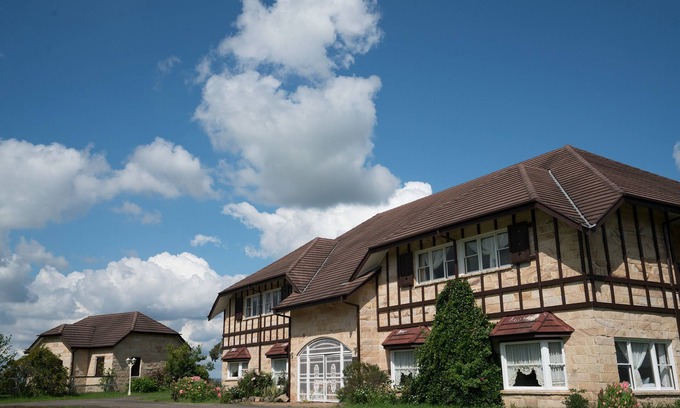 Razorback House | Razorback Dream Farmhouse: 10BR, Space & Serenity