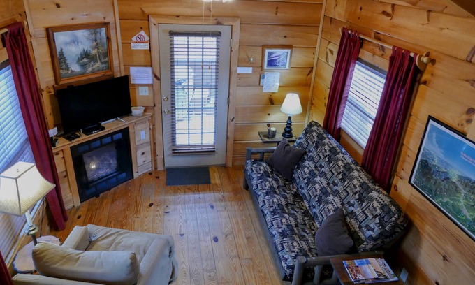 Altamont Cabin | Real Logs-1BR, sleeping loft & futon-sleeps 6. Riverside w/Hot Tub