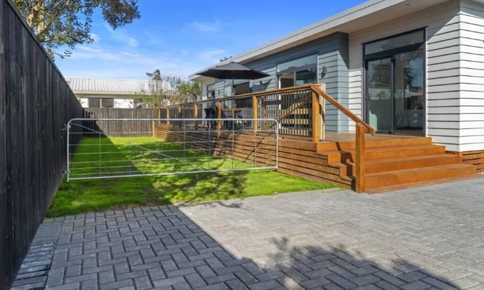 Waihi Beach House | Recline on Leo Summar