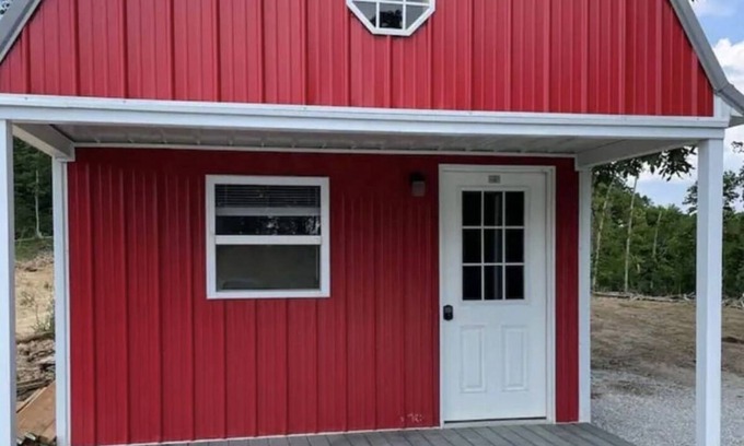 Warrensburg Cabin | Red cabin close to University of Central Missouri and Whiteman AF Base