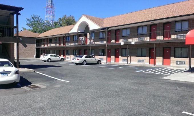 Norwalk Hotel | Red Carpet Inn Norwalk