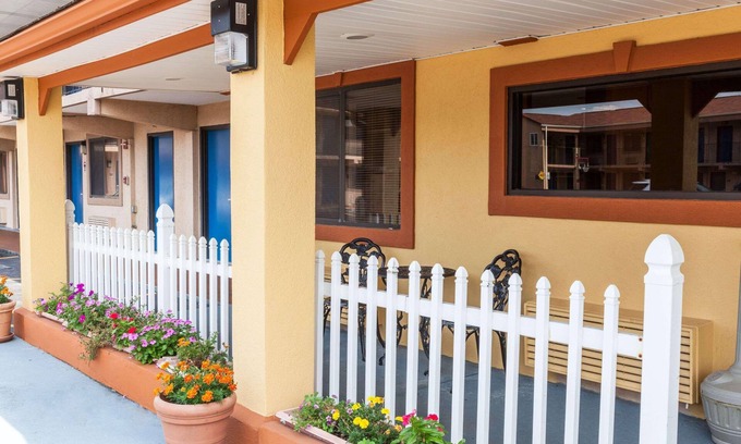 Elkton Hotel | Red Carpet Inn