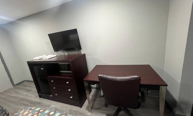 Garfield Heights Hotel | Red Carpet Inn