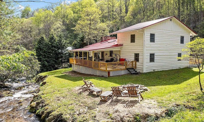 Maggie Valley Cabin | Red Deer Lodge - 3 BR, Creekside, Minutes from Ski Area