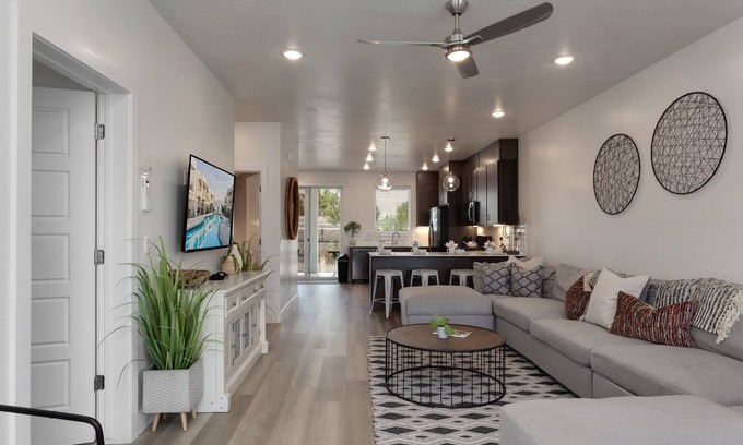 St. George House | Red Desert Loft Resort 37| Pickleball Courts, Foosball, Resort Pool with Waterslide & Jacuzzi!