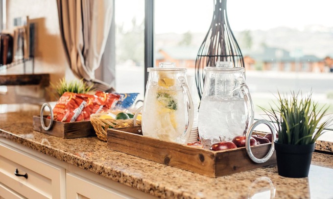 Tropic Hotel | Red Ledges Inn