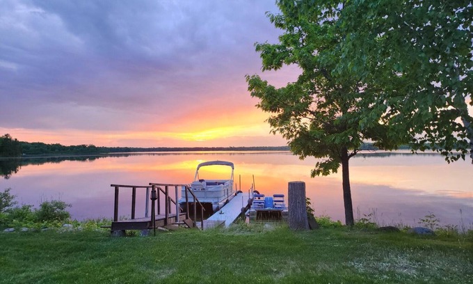 Longville House | Red Oak Lodge Family-friendly fishing paradise!