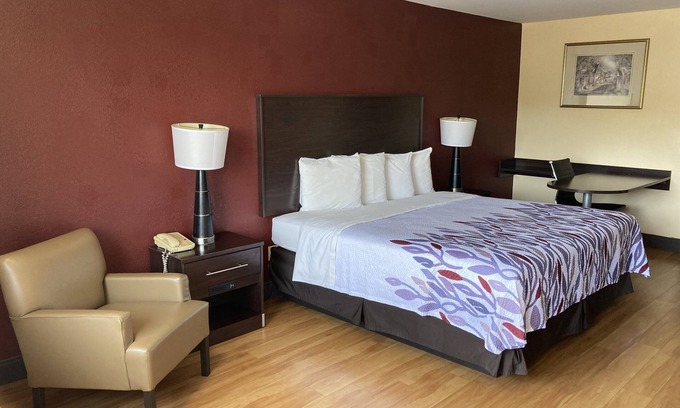 Cleveland Hotel | Red Roof Inn & Suites Cleveland, TN