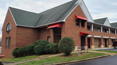 Cornelius Hotel | Red Roof Inn & Suites Cornelius - Lake Norman