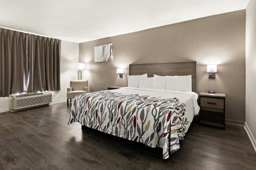 Monroe Hotel | Red Roof Inn & Suites Monroe, NC
