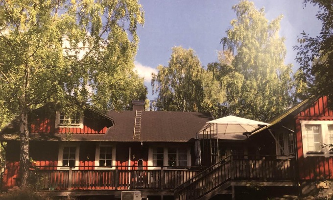 Saltsjobaden House | Red wooden house in Stockholm local resort