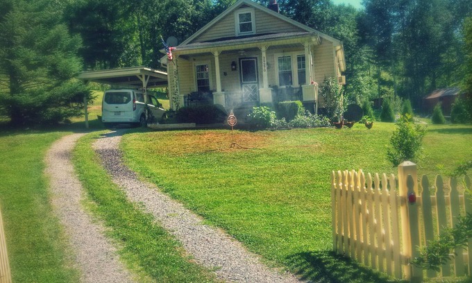 Damascus House | RedBud Manor a charming 2-bedroom house 10 miles from marvelous Damascus