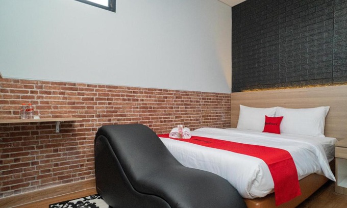 Bogor Hotel | RedDoorz at Golden Averis Cibuluh Bogor