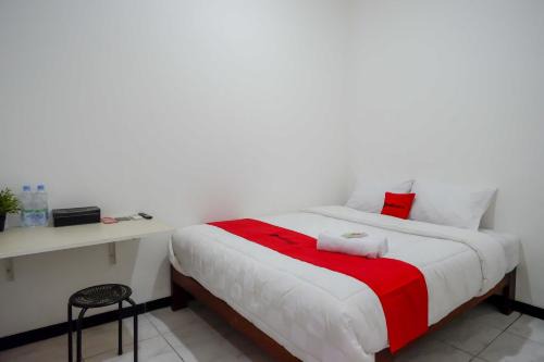 Semarang Hotel | RedDoorz near GOR Jatidiri Semarang