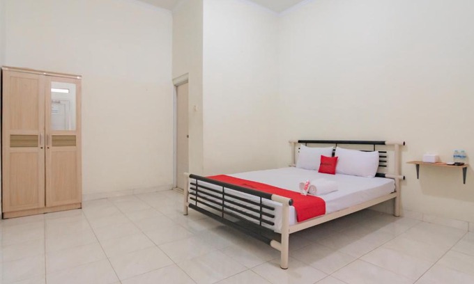 Cianjur Hotel | RedDoorz Syariah near Tugu Pandanwangi Cianjur