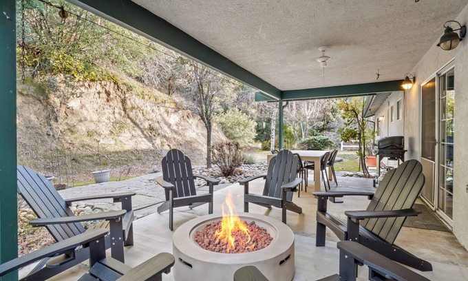 Ahwahnee House | Redesigned - Fire pit - BBQ - Sleeps 12 - King Bed