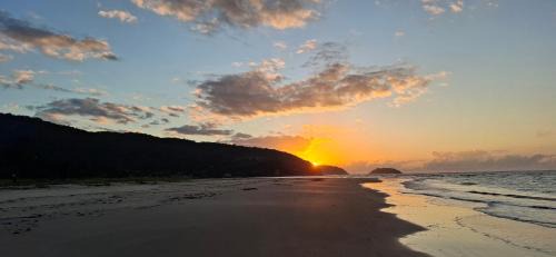 Guaratuba House | Refúgio Natural com Praia Paradisíaca a 300m