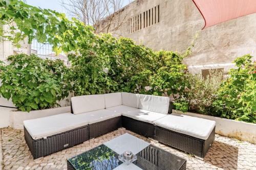 Cova da Piedade Apartment | Refreshed apartment with private garden