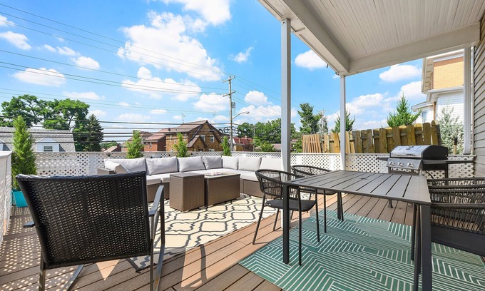 Pittsburgh House | *Regal Bricks* Oversized Deck | Views | Fire Pit | Private Garage