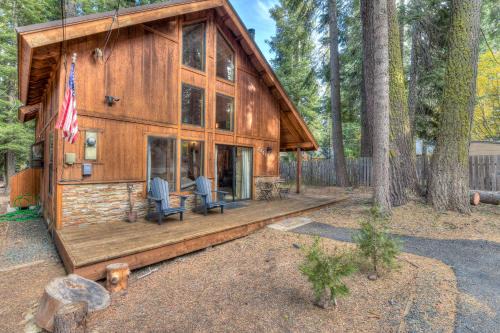 Tahoma House | Relax at Rustic Tahoe Charm - Minutes to Lake
