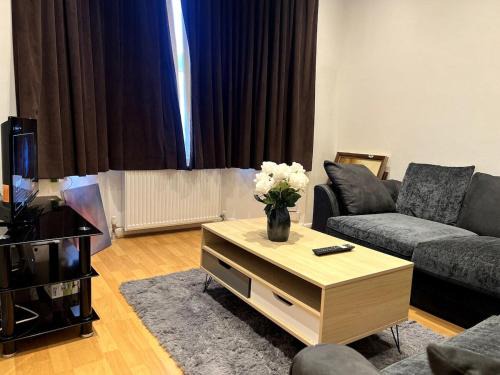 Marlborough House | Relax & Explore 3bed Home with Easy London Access