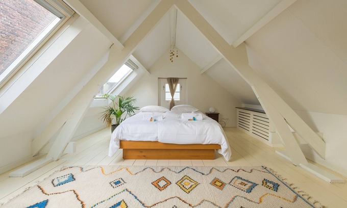 Centrum House | Relax in our cozy bed, work in a warm atmosphere, or explore Tilburg's bustling center.