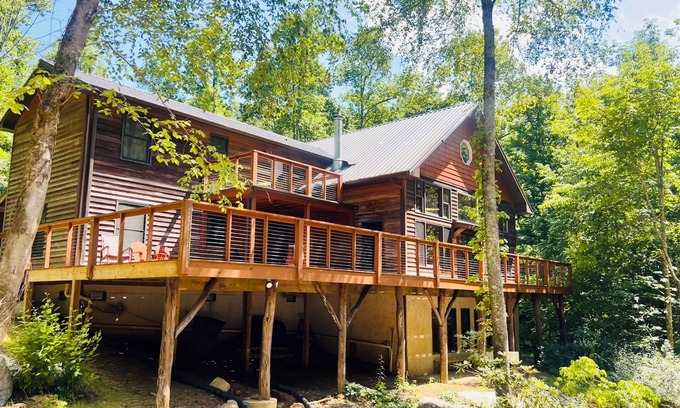 Gerton Cabin | Relax in the Beauty of the Mountains and the Serenity of Waterfalls