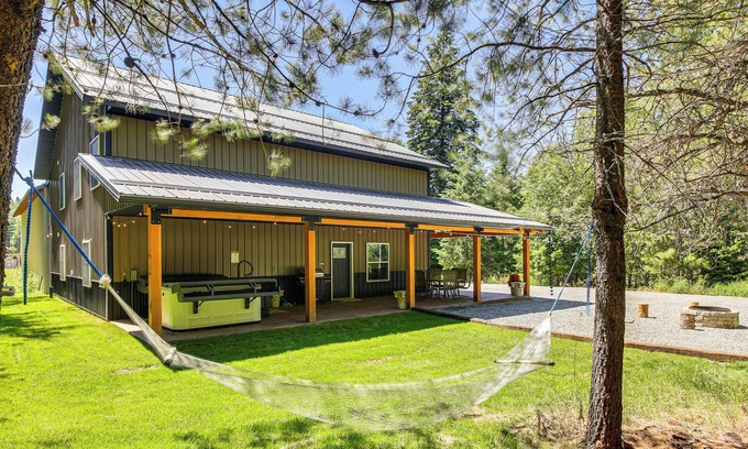 Boundary County House | Relax, Reconnect & Explore: Modern Idaho House!