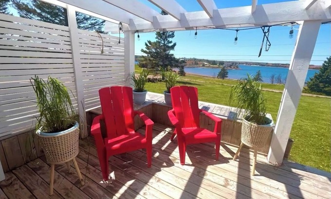 Bayview Cottage | Relax with the whole family at this beautiful, peaceful, authentic islander home