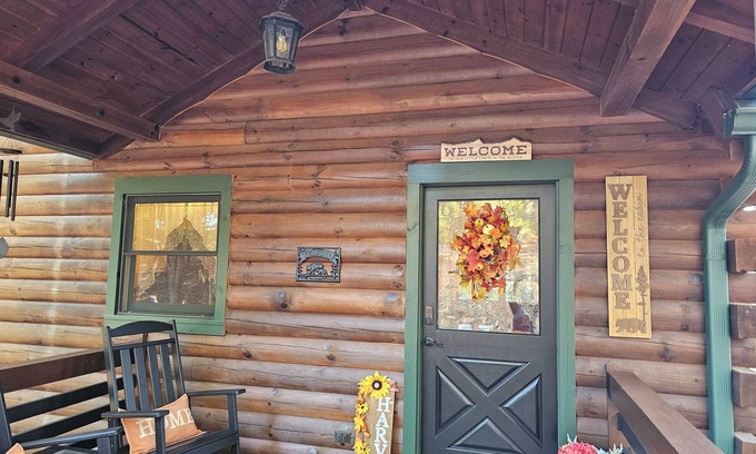Dahlonega Cabin | Relaxing 2 bedroom 2 bath cabin minutes from Dahlonega city center!