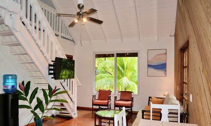 Antoneys Cay House | Relaxing 2BR Home in Roatan’s Sundancer Community w/Pool & Dock Access