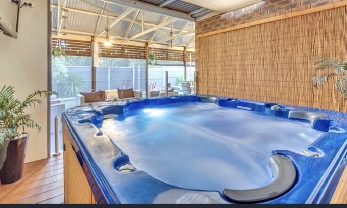 Craigieburn House | Relaxing Family & Business Getaway in Craigieburn with Heated Spa