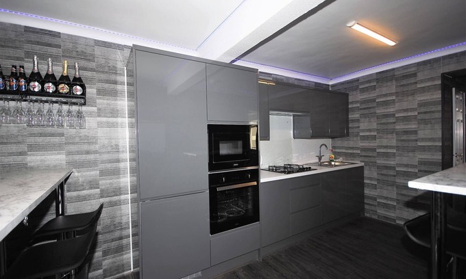 Woodingdean House | Relaxing Getaway With Hot Tub & Sauna Sleeps 6