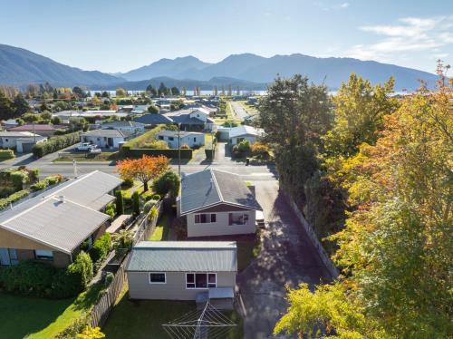 Te Anau House | Relaxing Kiwi Bach - Te Anau Holiday Home